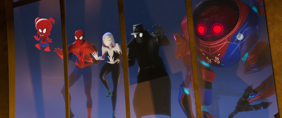 Peter Porker (John Mulaney), Peter Parker (Jake Johnson), Spider-Gwen (Hailee Steinfeld), Spider-Man Noir (Nicolas Cage), e SP//DR in SPIDER-MAN: UN NUOVO UNIVERSO (Columbia Pictures e Sony Pictures Animation)