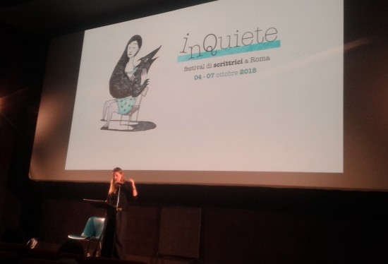 L'attrice Daria Deflorian legge alcuni brani da "Non sono più uscita dalla mia notte" di Annie Ernaux durante il festival inQuiete