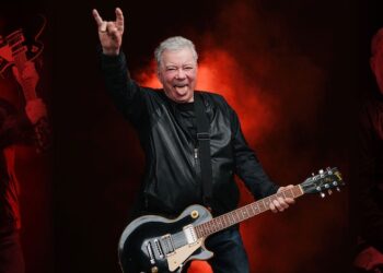 William Shatner (Capitano Kirk) a 95 anni, diventa rockstar: debutto heavy metal al Riot fest con i The Uckers. Guarda il video