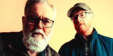 Arab Strap, un disco che esplora riff di chitarra sempre più prepotenti, elettronica e strumenti a ruota libera. Ascolta