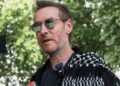 Robert Del Naja (Massive Attack) firma la colonna sonora di “Life Support”: tre inediti e un remix di Kneecap per il documentario sui medici a Gaza. Ascolta