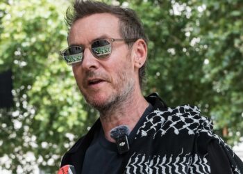Robert Del Naja (Massive Attack) firma la colonna sonora di “Life Support”: tre inediti e un remix di Kneecap per il documentario sui medici a Gaza. Ascolta