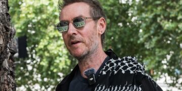 Robert Del Naja (Massive Attack) firma la colonna sonora di “Life Support”: tre inediti e un remix di Kneecap per il documentario sui medici a Gaza. Ascolta