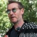 Robert Del Naja (Massive Attack) firma la colonna sonora di “Life Support”: tre inediti e un remix di Kneecap per il documentario sui medici a Gaza. Ascolta