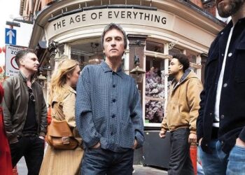 Johnny Marr, “The age of everything” è il disco che non ti aspetti: dieci canzoni di rock vitale da chi non ha mai smesso di guardare avanti. Ascolta