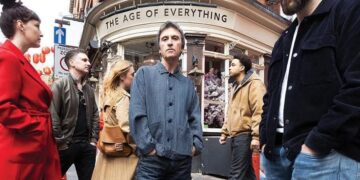 Johnny Marr, “The age of everything” è il disco che non ti aspetti: dieci canzoni di rock vitale da chi non ha mai smesso di guardare avanti. Ascolta