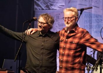 Billy Bragg e Wilco, “Mermaid Avenue: The Complete Sessions” è l’archivio definitivo su Woody Guthrie: ascolta “Aginst Th’ Law (Alternate Version)”