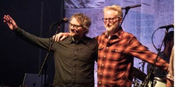 Billy Bragg e Wilco, “Mermaid Avenue: The Complete Sessions” è l’archivio definitivo su Woody Guthrie: ascolta “Aginst Th’ Law (Alternate Version)”